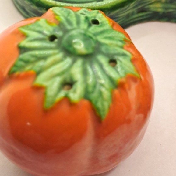 Cute Vintage 1950’s Tomato Salt and Pepper Shakers. - Picture 6 of 6